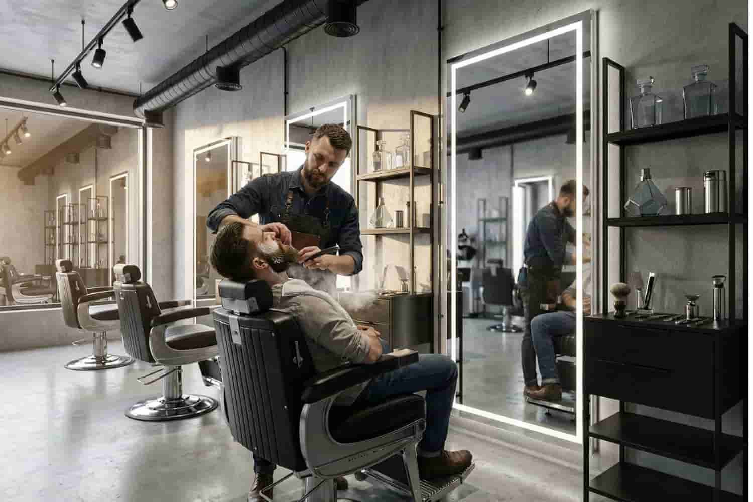 Barbero profesional realizando un servicio de afeitado y perfilado de barba con navaja libre y espuma en Ecatepec de Morelos.